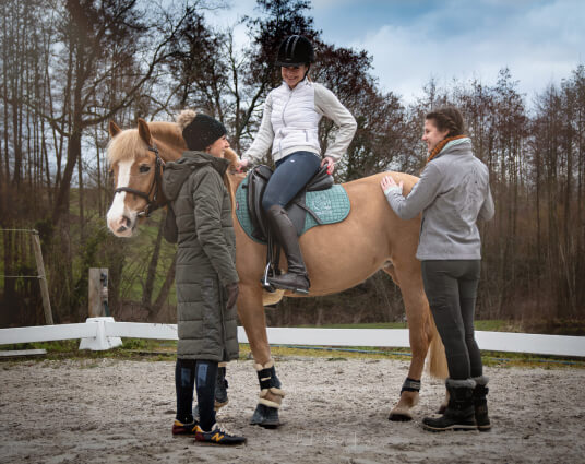 Estelle Devilers, masseur équin et canin, je vous accompagne pour améliorer le bien-être de votre cheval comme de votre chien